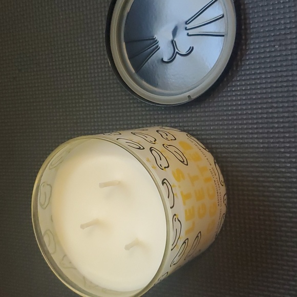 Marshmallow Fluff 🐤 - Picture 2 of 3